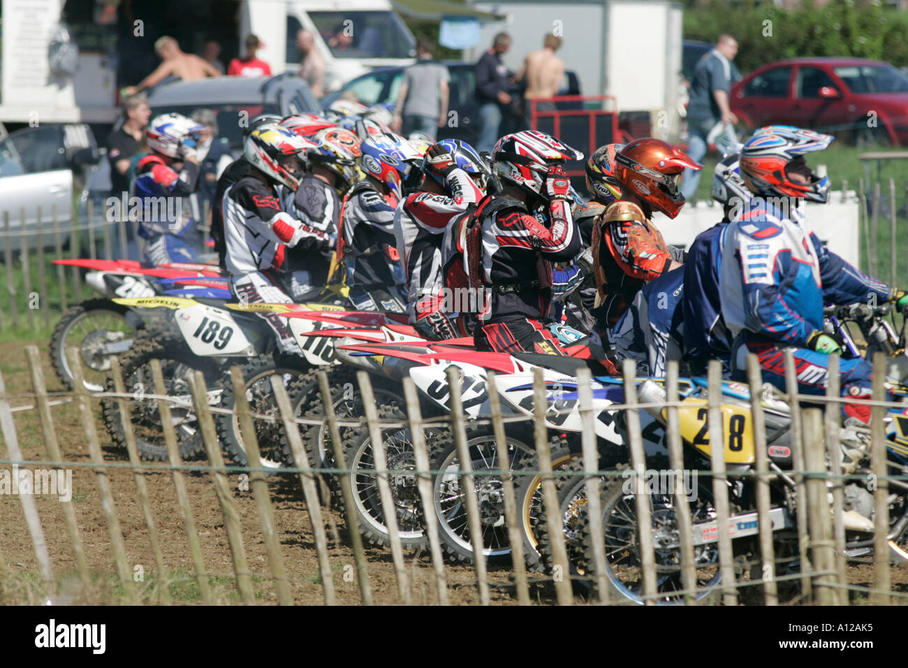 Les concurrents s'alignent sur la grille de départ derrière une clôture en  bois à tandragee circuit de motocross le comté de Down en Irlande du Nord  Photo Stock - Alamy