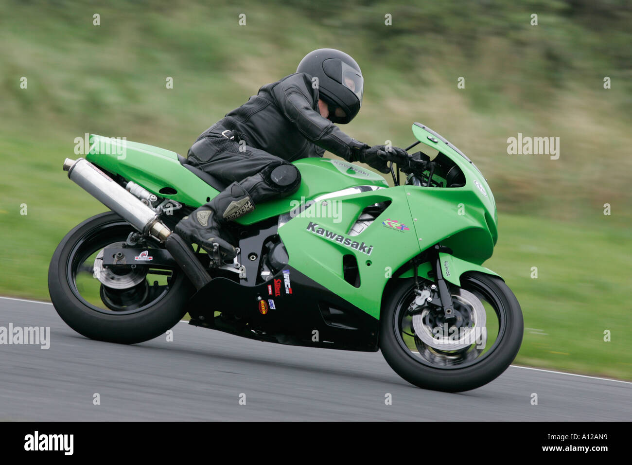 Vue sur le côté de rider sur vert et noir rt kawasaki à kirkistown kirkistown track day comté circuit irlande du nord vers le bas Banque D'Images