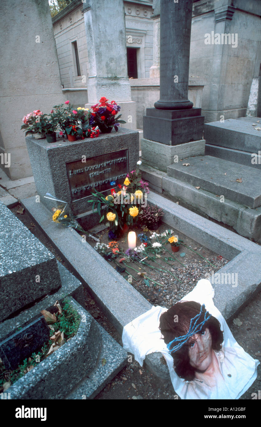Paris France, tombe 'Jim Morrison' 'cimetière du Père Lachaise' avec décorations laissées par les fans, fleurs du cimetière, portes jim morrison Banque D'Images