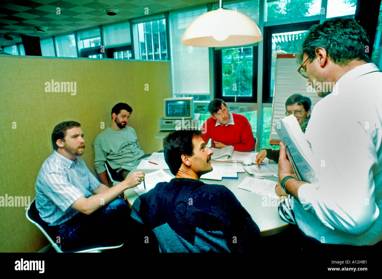 Foule moyenne, éducation jeunes hommes adultes travaillant ensemble dans le laboratoire universitaire INSEAD Business School, MBA homme d'affaires, personnes internationales en réunion Banque D'Images