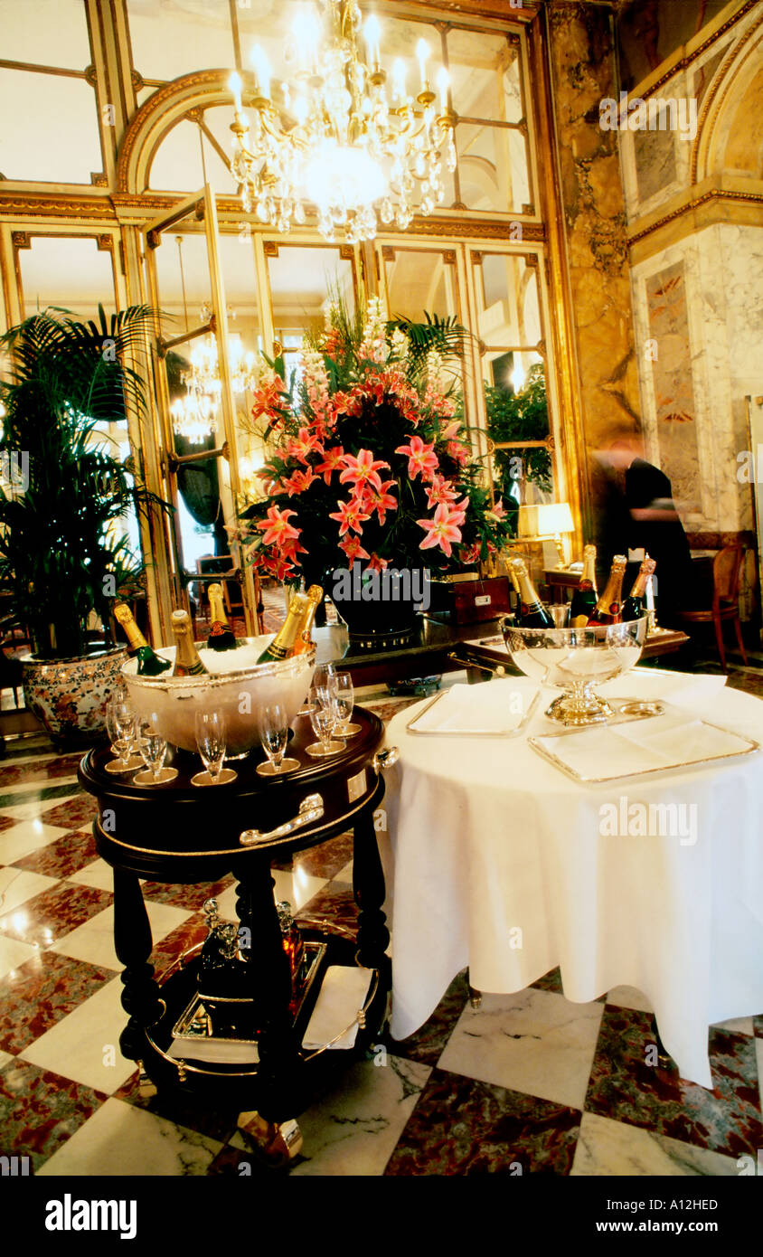 Paris France, 'French haute cuisine Restaurant' salle à manger de luxe intérieur Hôtel de Crillon 'les Ambassadeurss' bouteilles de champagne, restaurant chic, Banque D'Images