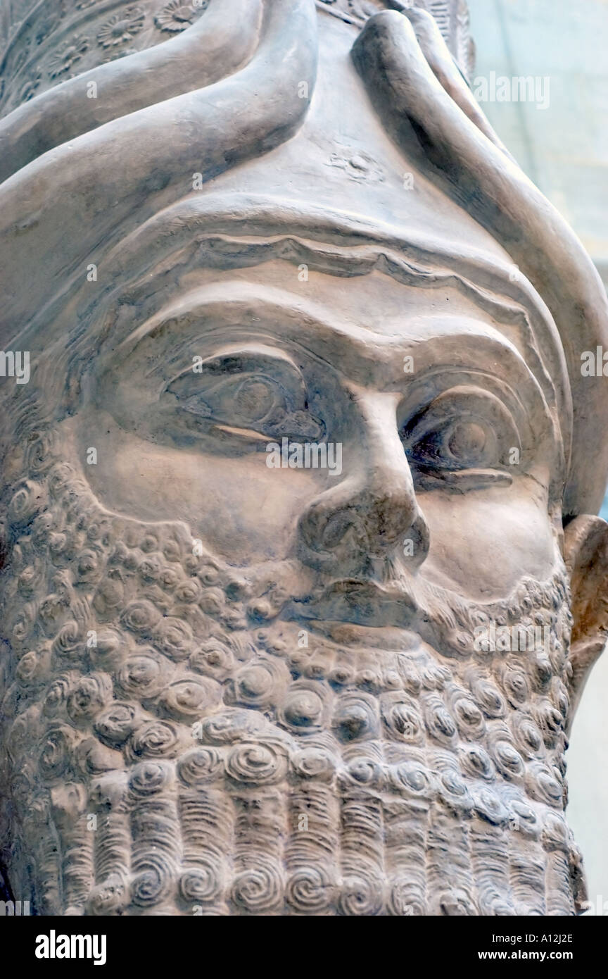 Paris France Ancient Babylonian 'Art irakien' 'Man Winged Bull Sculpture' from 'Sargon II Temple' détail Portrait Musée du Louvre, Culture historique Banque D'Images