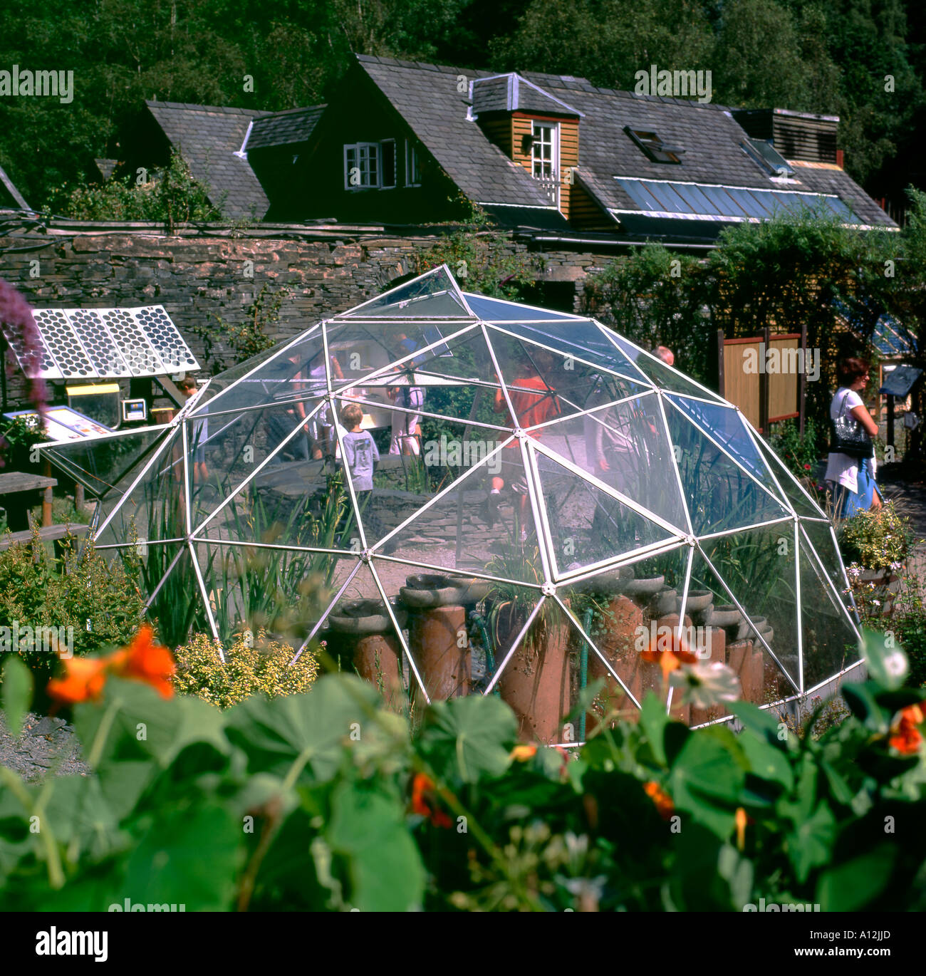 Dôme en verre serre géodésique au C.A.T. le Centre for Alternative  Technology Machynlleth Powys Pays de Galles UK Photo Stock - Alamy