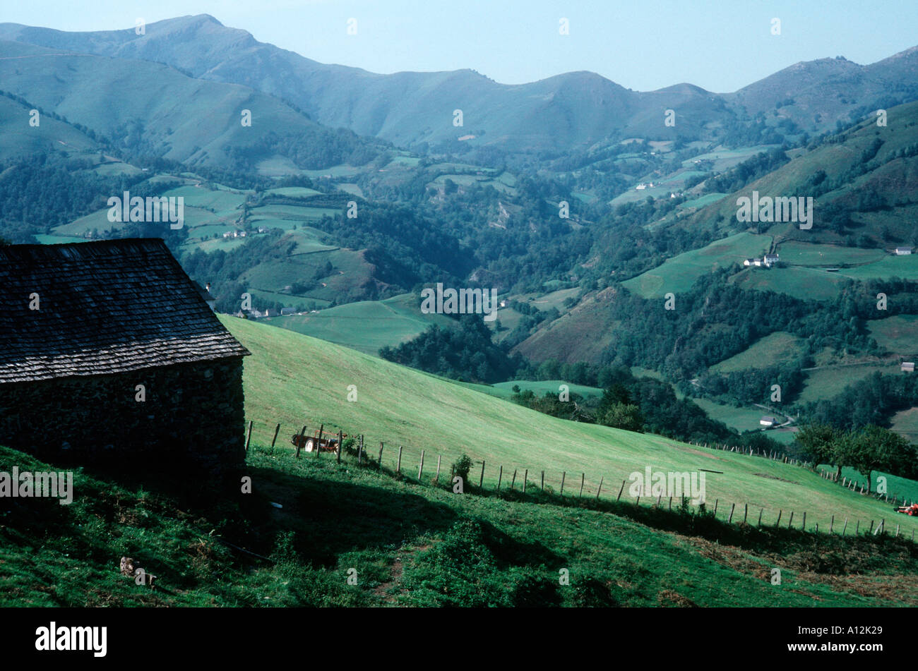 Verte vallée ensoleillée dans le Pays Basques de la région de l'ouest de la France Banque D'Images