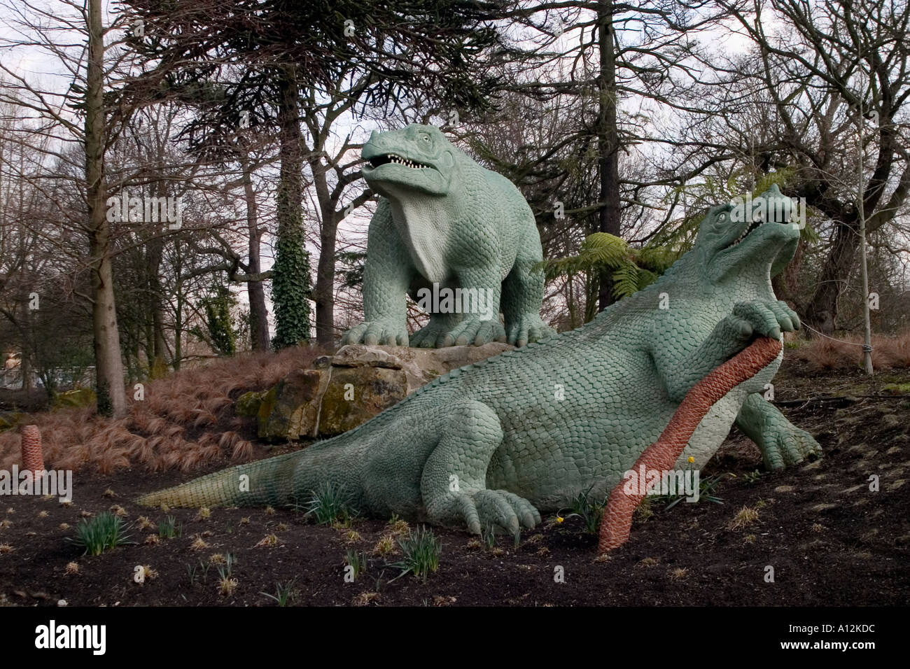 Igunanodon modèles de dinosaures. Crystal Palace Park's monstre préhistorique trail, Sydenham, Londres, Angleterre Banque D'Images