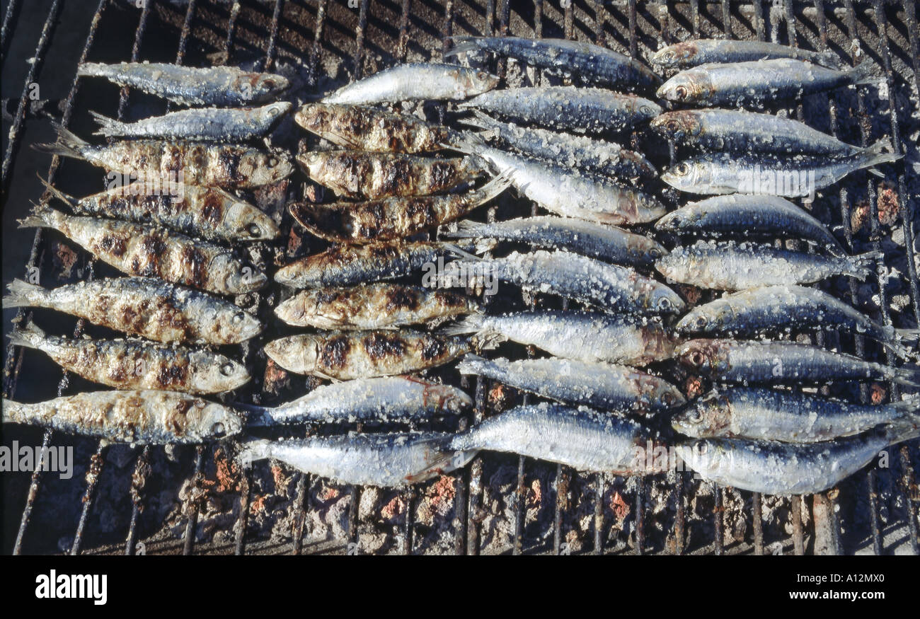 Le Portugal, l'Algarve, Portimão, sardines sur charcoal grill Banque D'Images