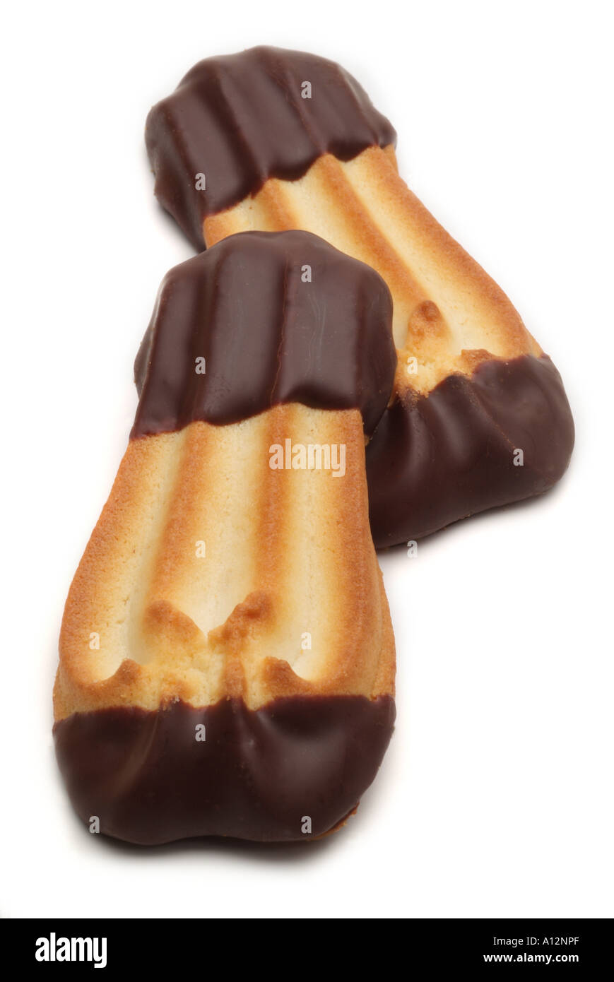 Fraises trempées dans le chocolat noir biscuit doré grillé doigt paire Banque D'Images