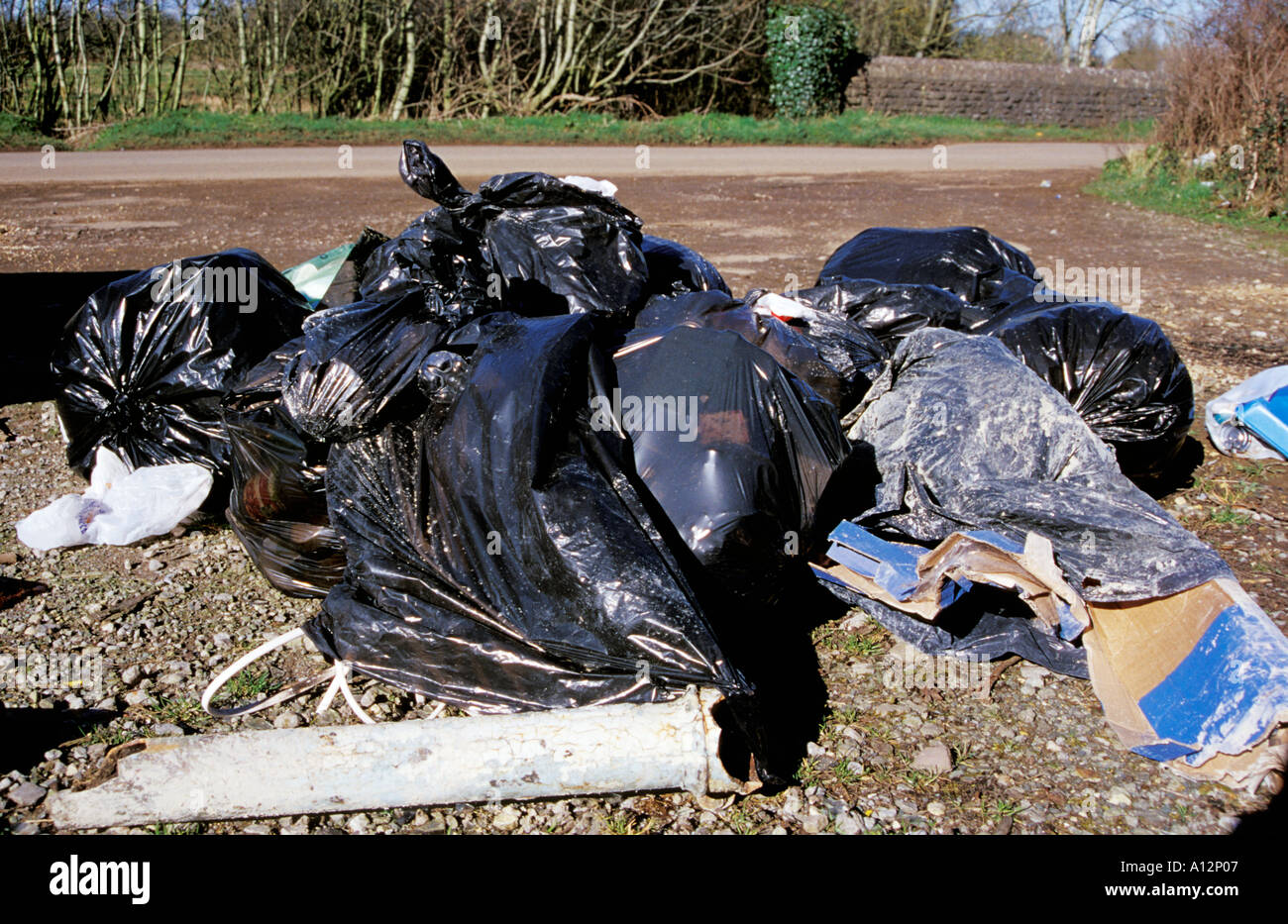 Les ordures ménagères en décharge par côté route Wiltshire Angleterre 2005 Banque D'Images