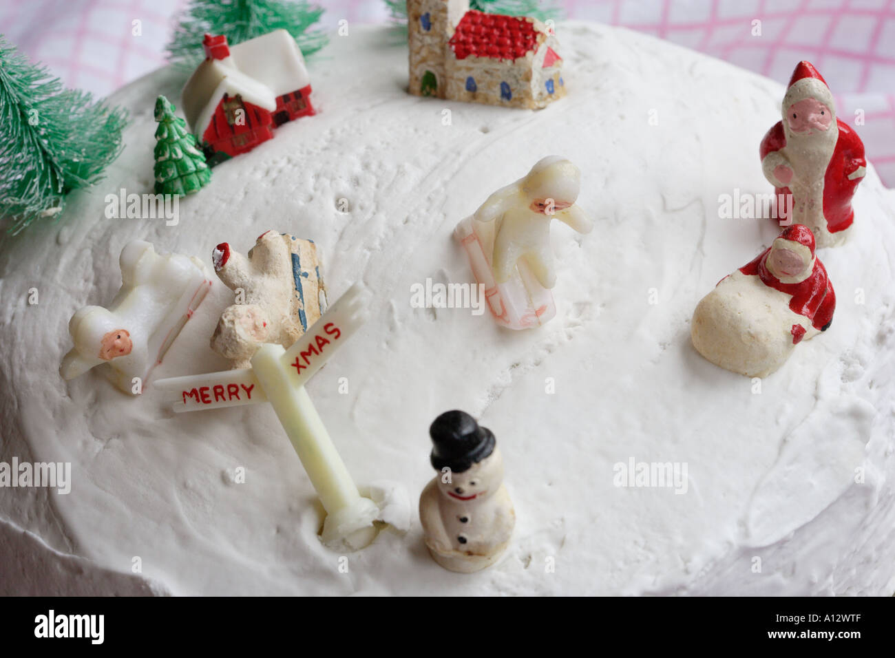 Gâteau de Noël avec neige scène sur le dessus. Banque D'Images