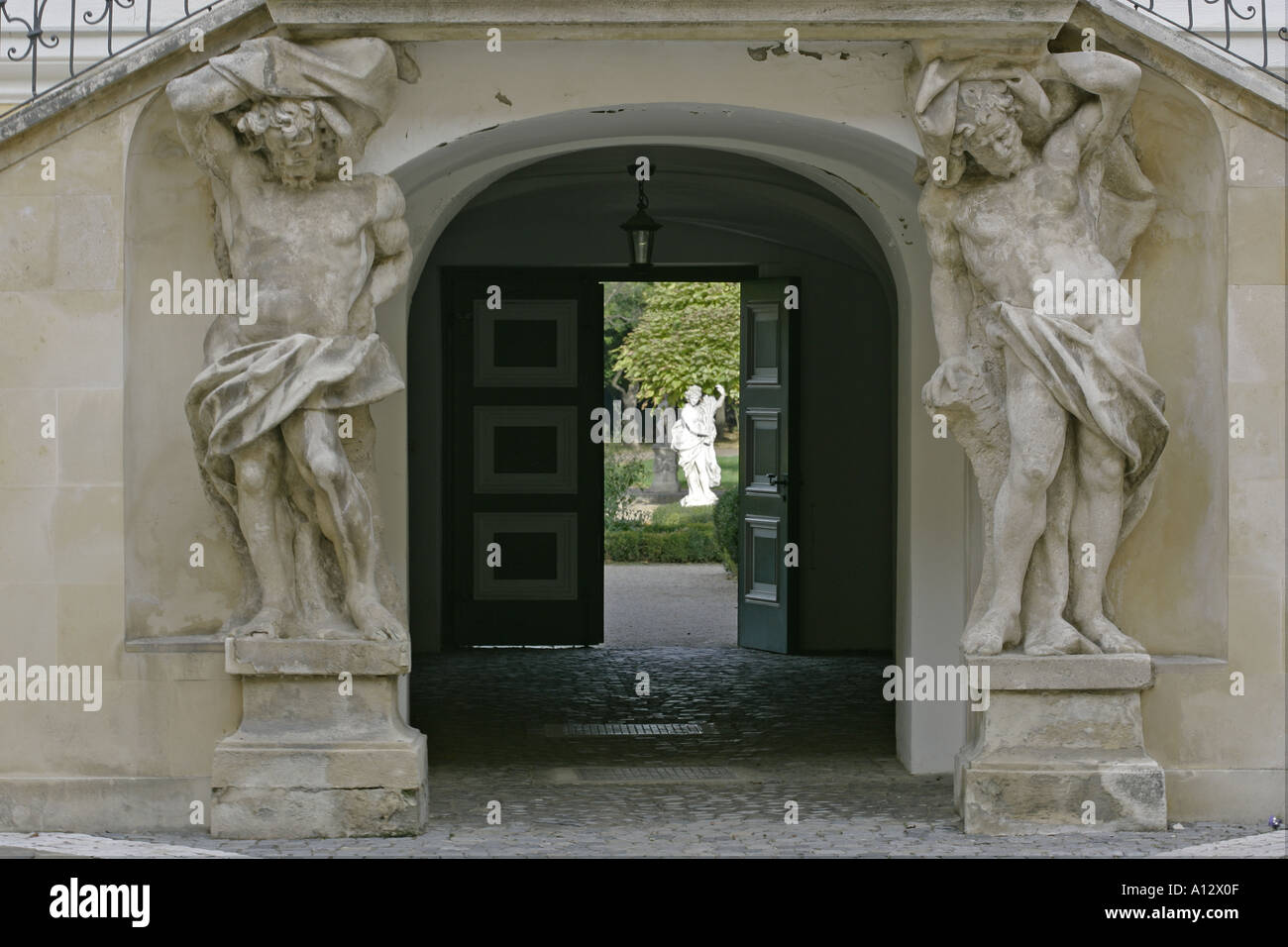 Gates dans la cour de l'époque baroque knappenhof dans la ville de Vienne Basse Autriche Banque D'Images