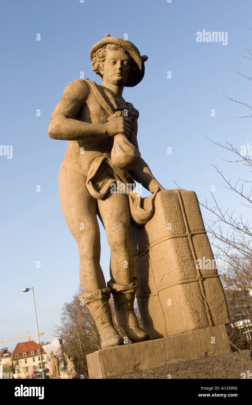 Statues sur Lubeck Allemagne pont Banque D'Images