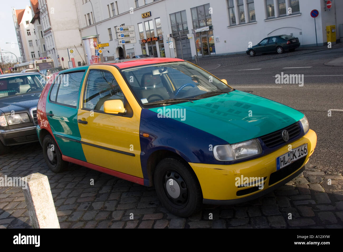 Voiture multicolores à Lubeck Allemagne Banque D'Images