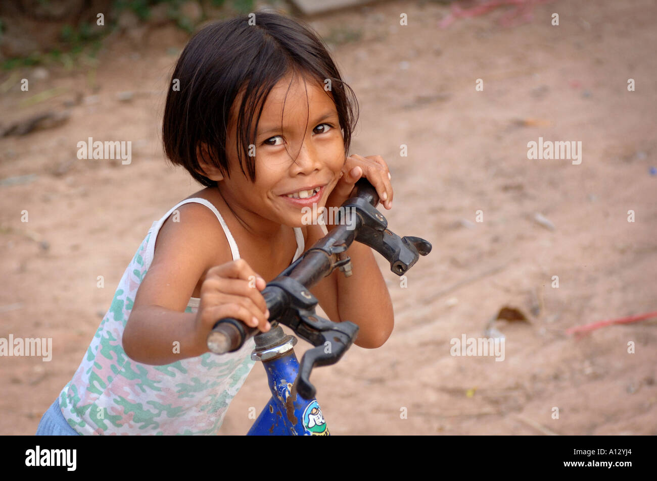 Jeune fille dans un petit village en Isaan une zone du nord-est de la  Thaïlande rurale une région pauvre de la Thaïlande Photo Stock - Alamy