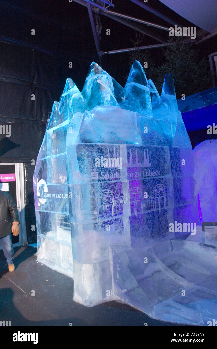 Noël à Lubeck ICE World Exposition de statues de glace géant d'animal personnages du film d'animation Ice Age 2 -l'Meltdow Banque D'Images