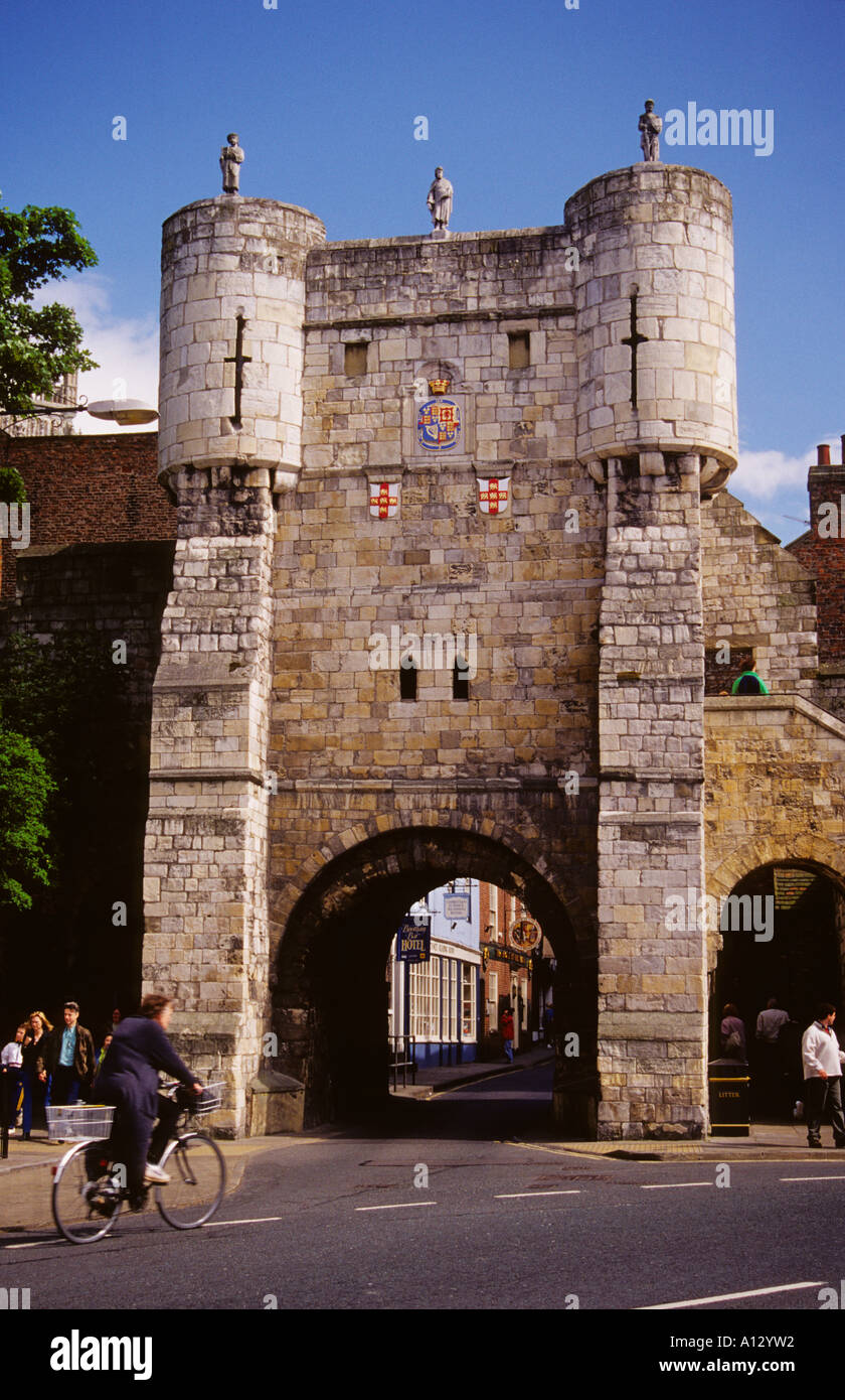 Bootham Bar et les remparts de la ville York North Yorkshire England UK Royaume-Uni GB Grande Bretagne Banque D'Images