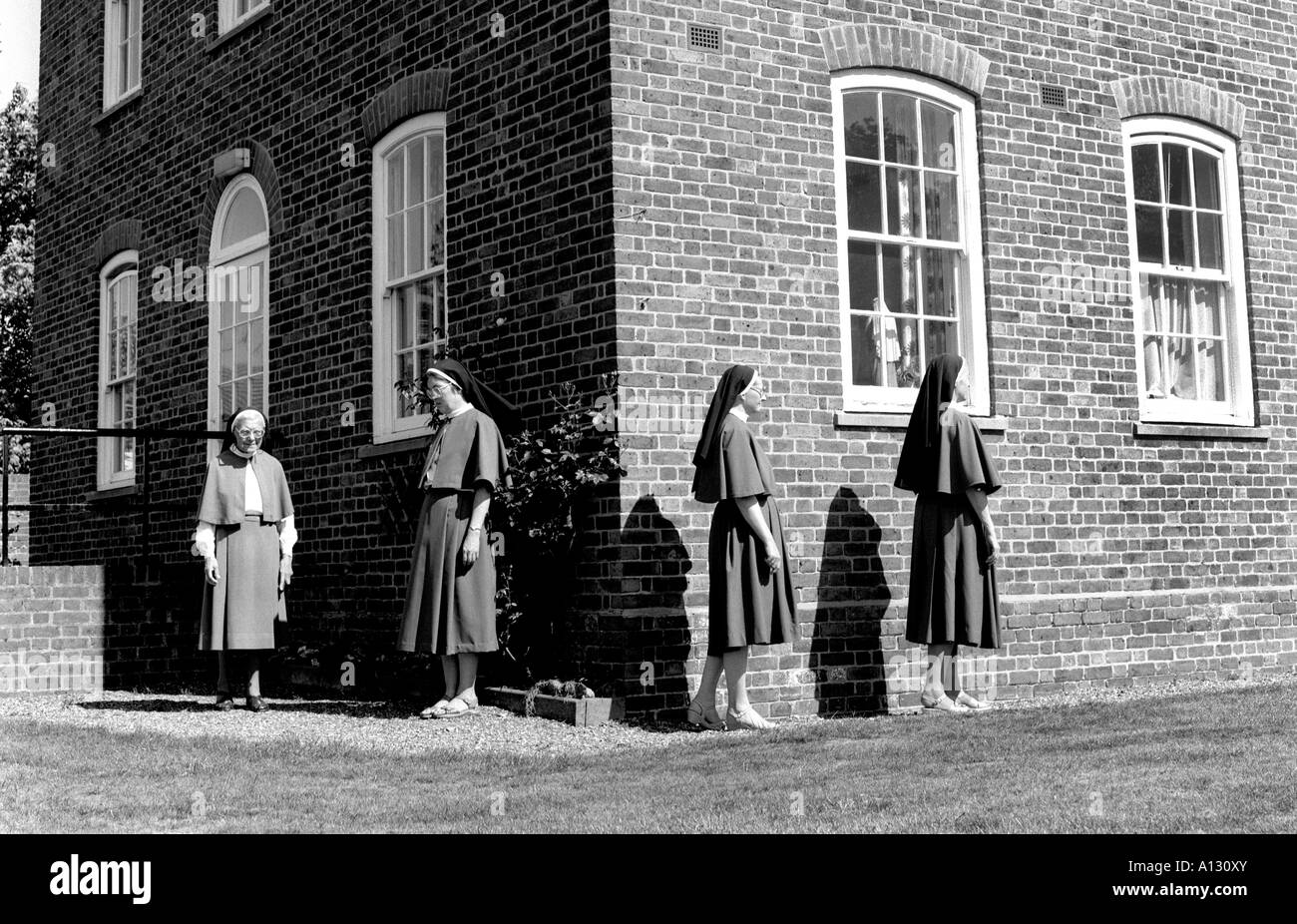 Les nonnes à l'extérieur de couvent. Banque D'Images