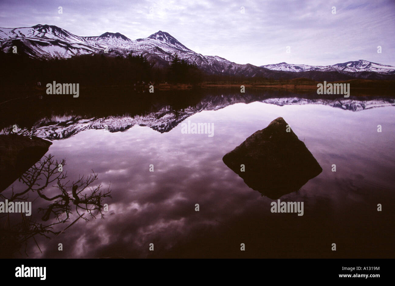 Les montagnes de la gamme Rausu refléter dans l'un des cinq lacs du parc national de Shiretoko, Shiretoko, l'est de Hokkaido, Japon Banque D'Images