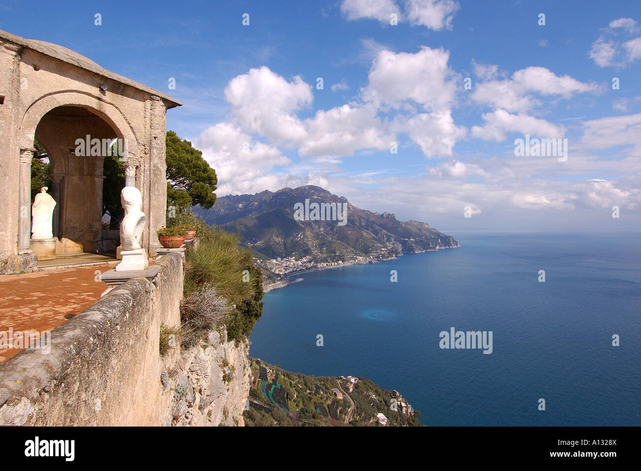 Vue imprenable sur la côte amalfitaine Italie prises de Ravelo gardens Banque D'Images