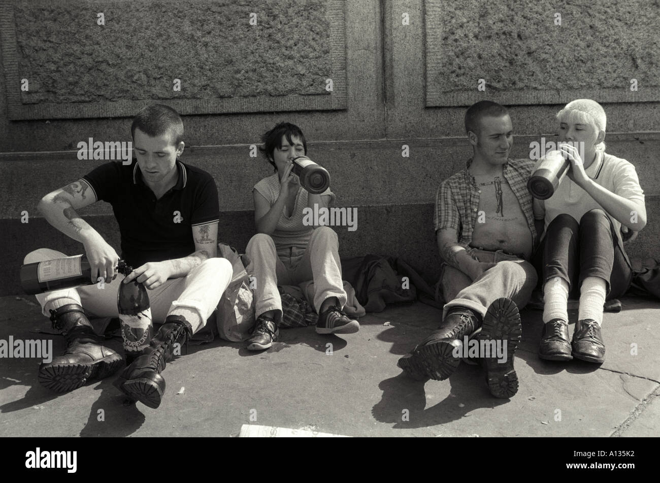 Les skinheads boivent et se ivrent Trafalgar Square Londres. Bovver Girls portait des vêtements qui imitent les vêtements pour garçons. 1982 1980 UK.HOMER SYKES Banque D'Images