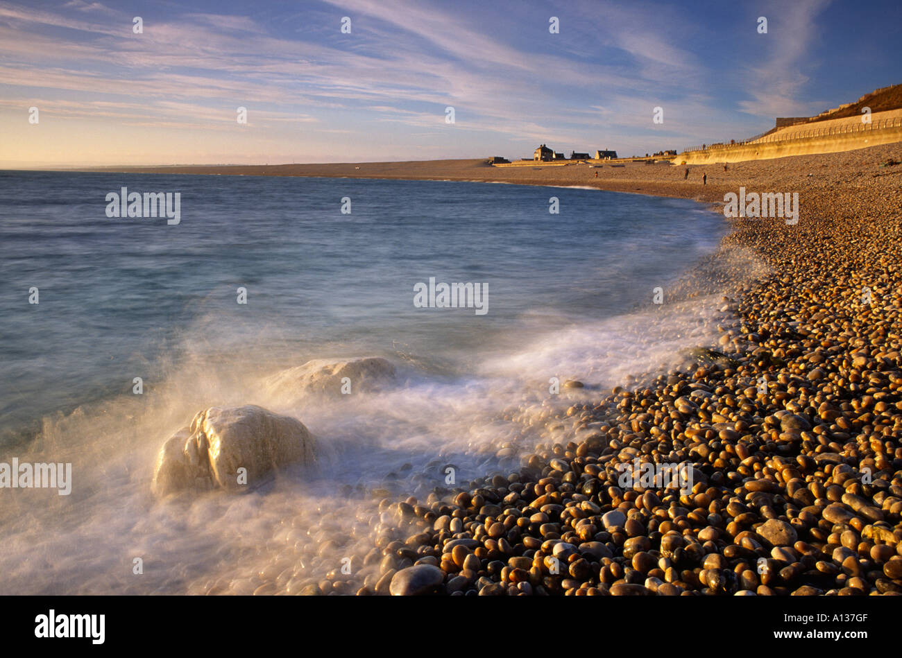 Chesil Beach au coucher du soleil dans le comté de Dorset, Angleterre, Royaume-Uni Banque D'Images