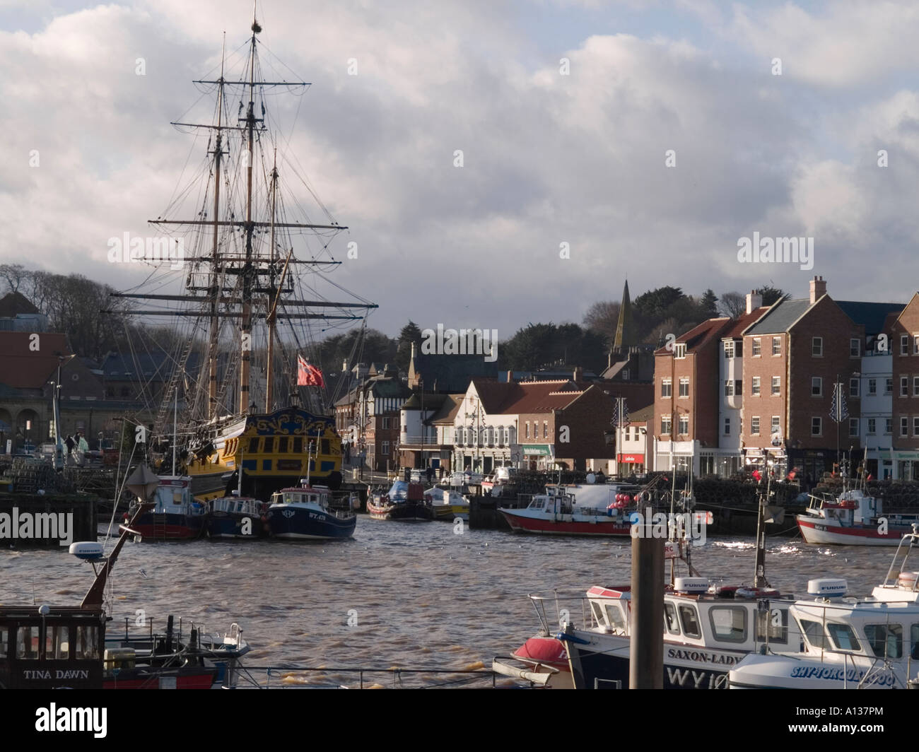 Voilier réplique Grand Turk dans port de Whitby, North Yorkshire UK Banque D'Images