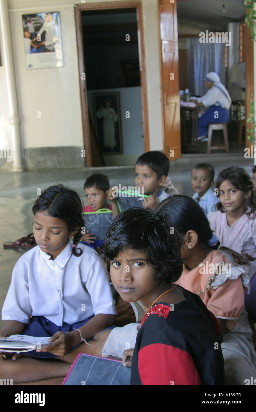 L'école pour les enfants pauvres dans le Nirmal Hriday, Kolkata, Inde Banque D'Images