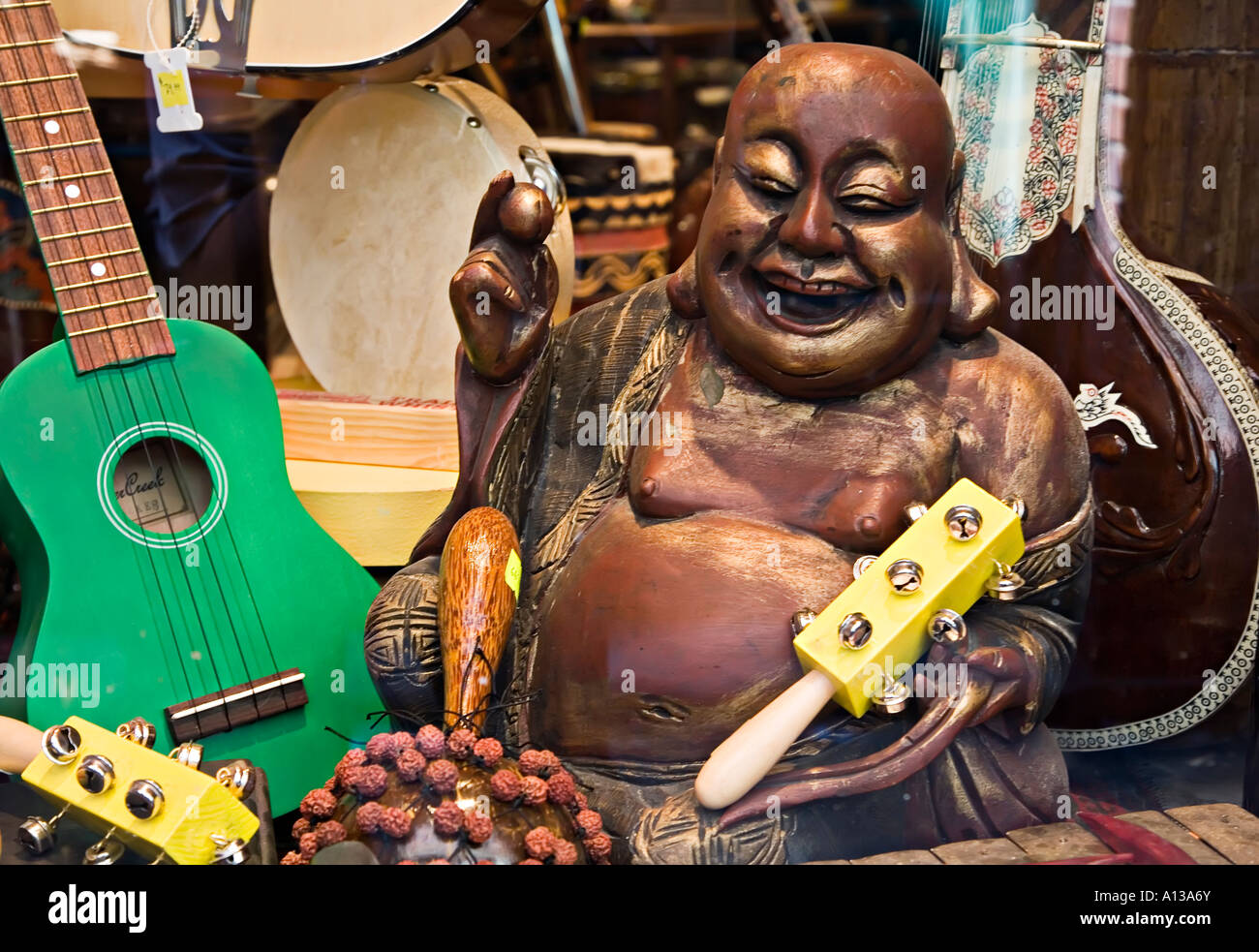 Buddha figure parmi les instruments de musique en vente Chinatown Victoria Canada Banque D'Images