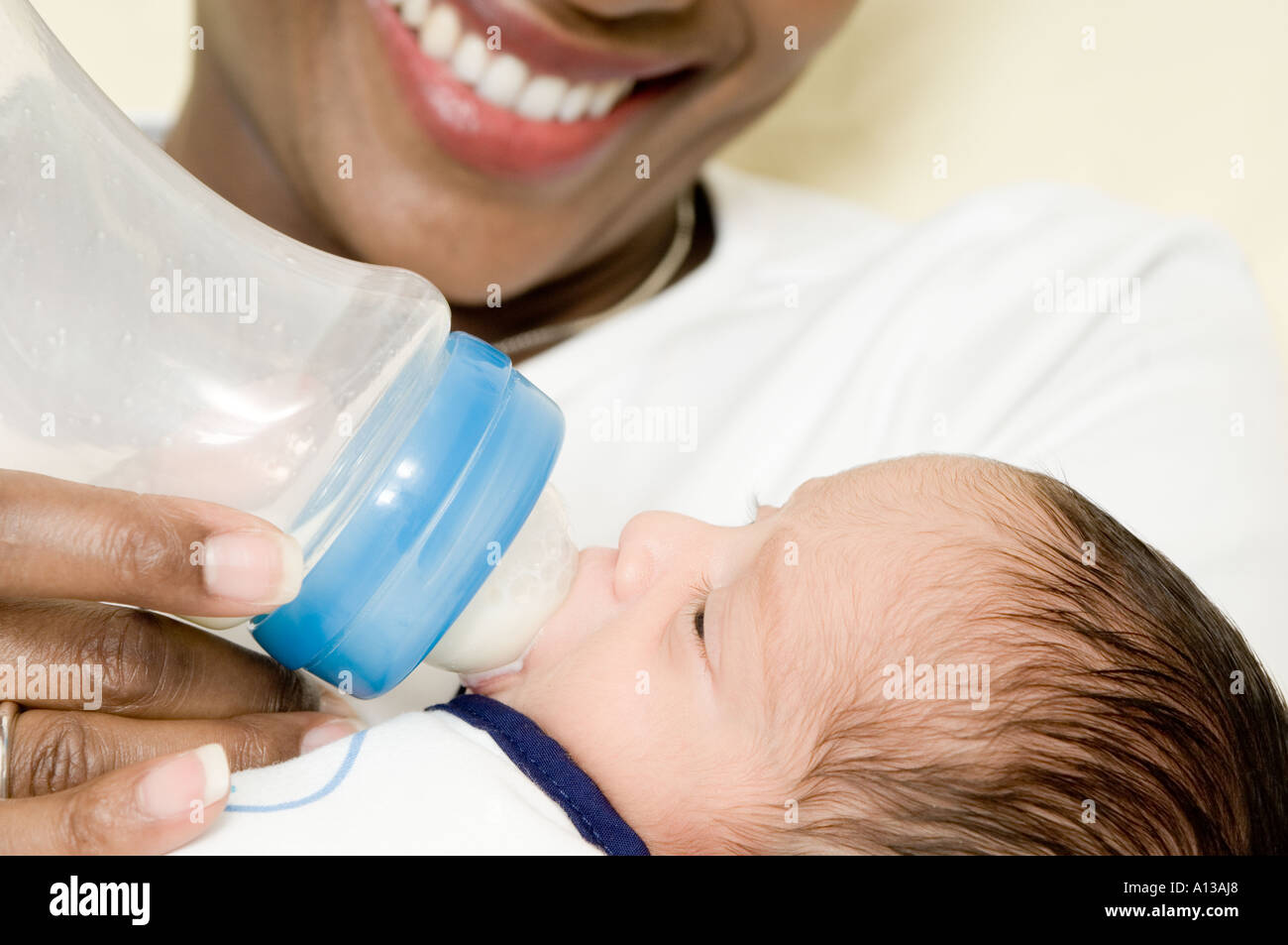 Mère biberon bébé âgé de 4 semaines Banque D'Images