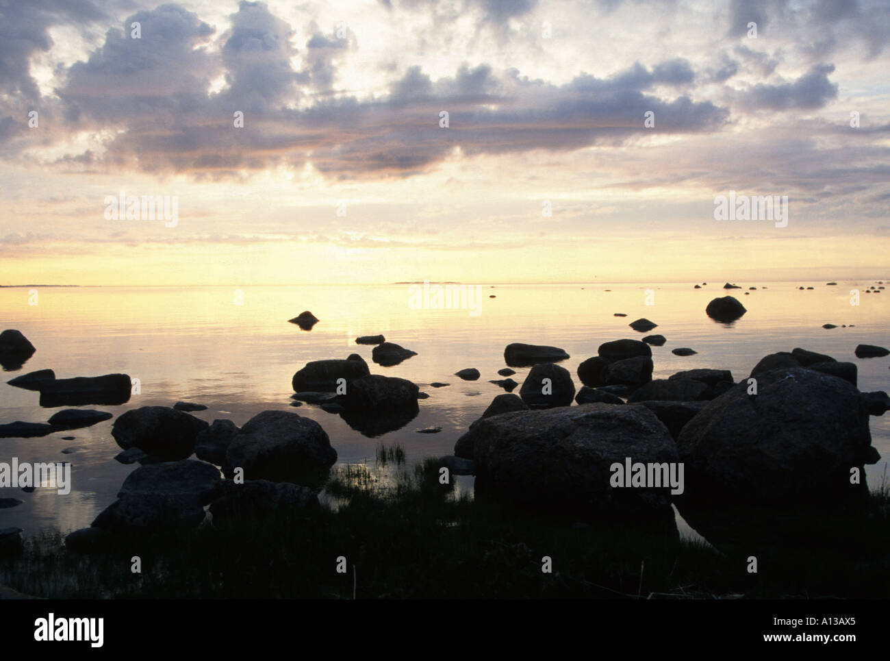Coucher du soleil sur la journée la plus longue de l'année sur l'Estonie s côte de la mer Baltique l'Estonie Banque D'Images