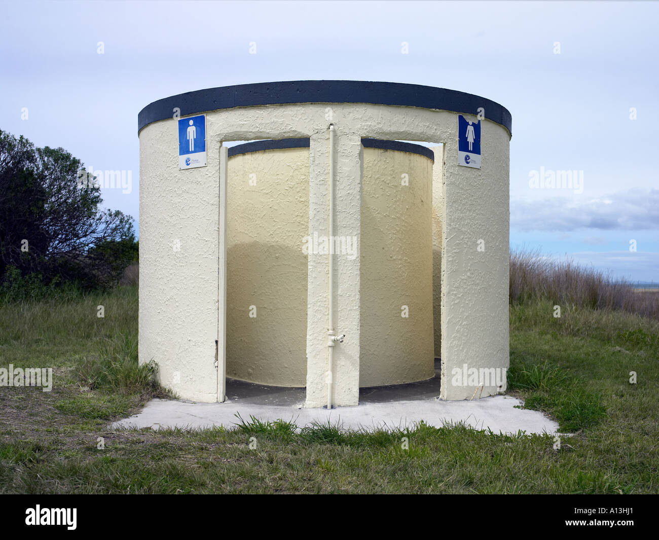 Assez de béton ronde au bord de la mer Banque D'Images