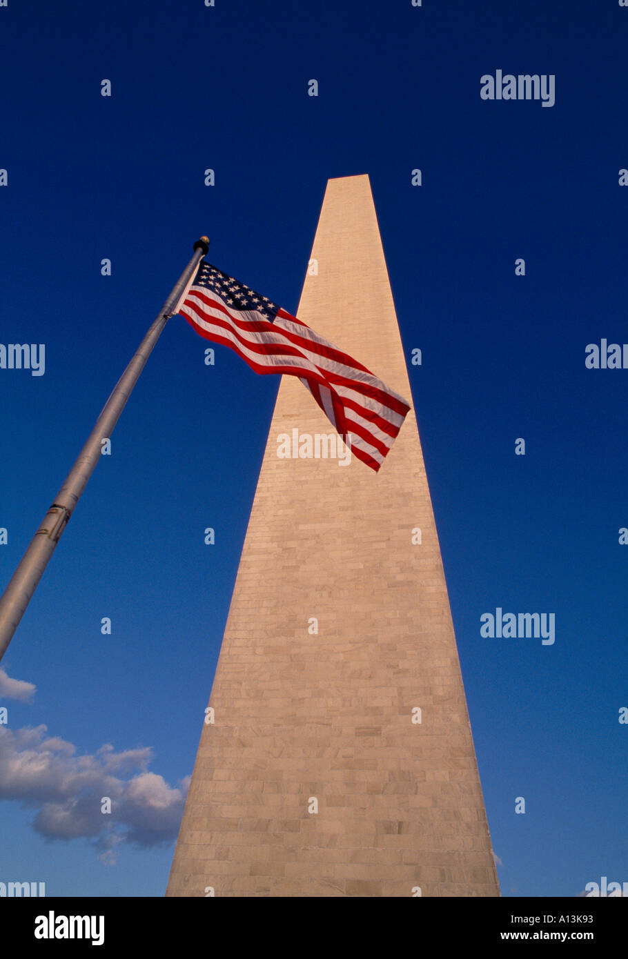 Washington DC jusqu'à le Washington Monument avec le drapeau américain soufflant Banque D'Images