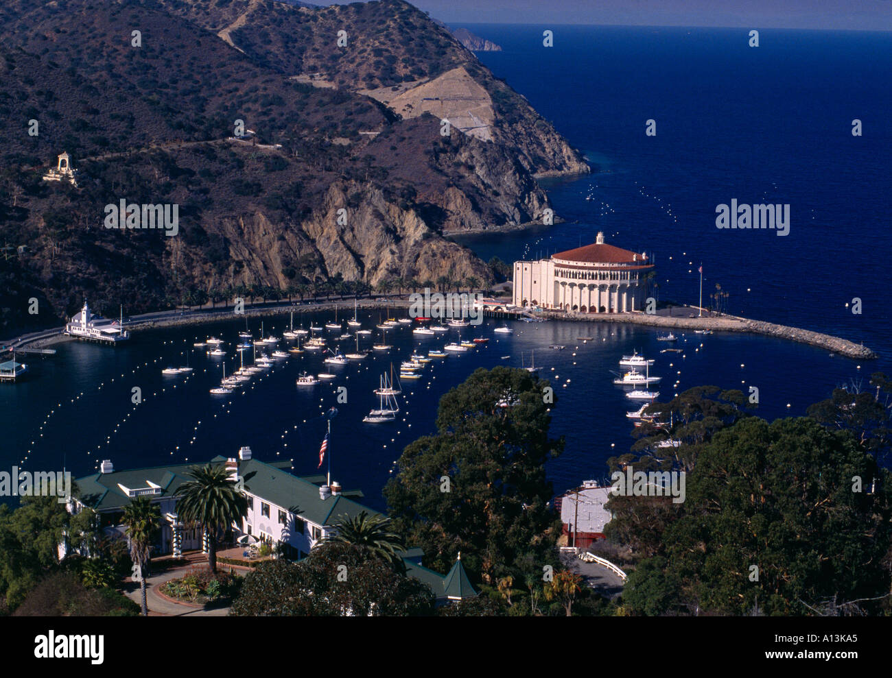 CA Santa Catalina Island Harbour Avalon et Casino à partir de la colline au-dessus de l'Inn sur Mt Ada Banque D'Images