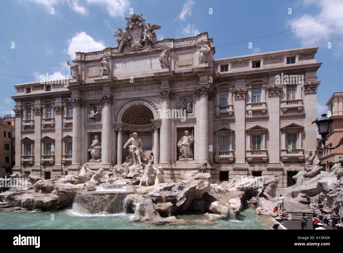 La célèbre fontaine de Trevi sculptures et statues de l'architecte italien Nicola Salvi principalement en pierre de Travertine une attraction touristique à Rome Italie Banque D'Images