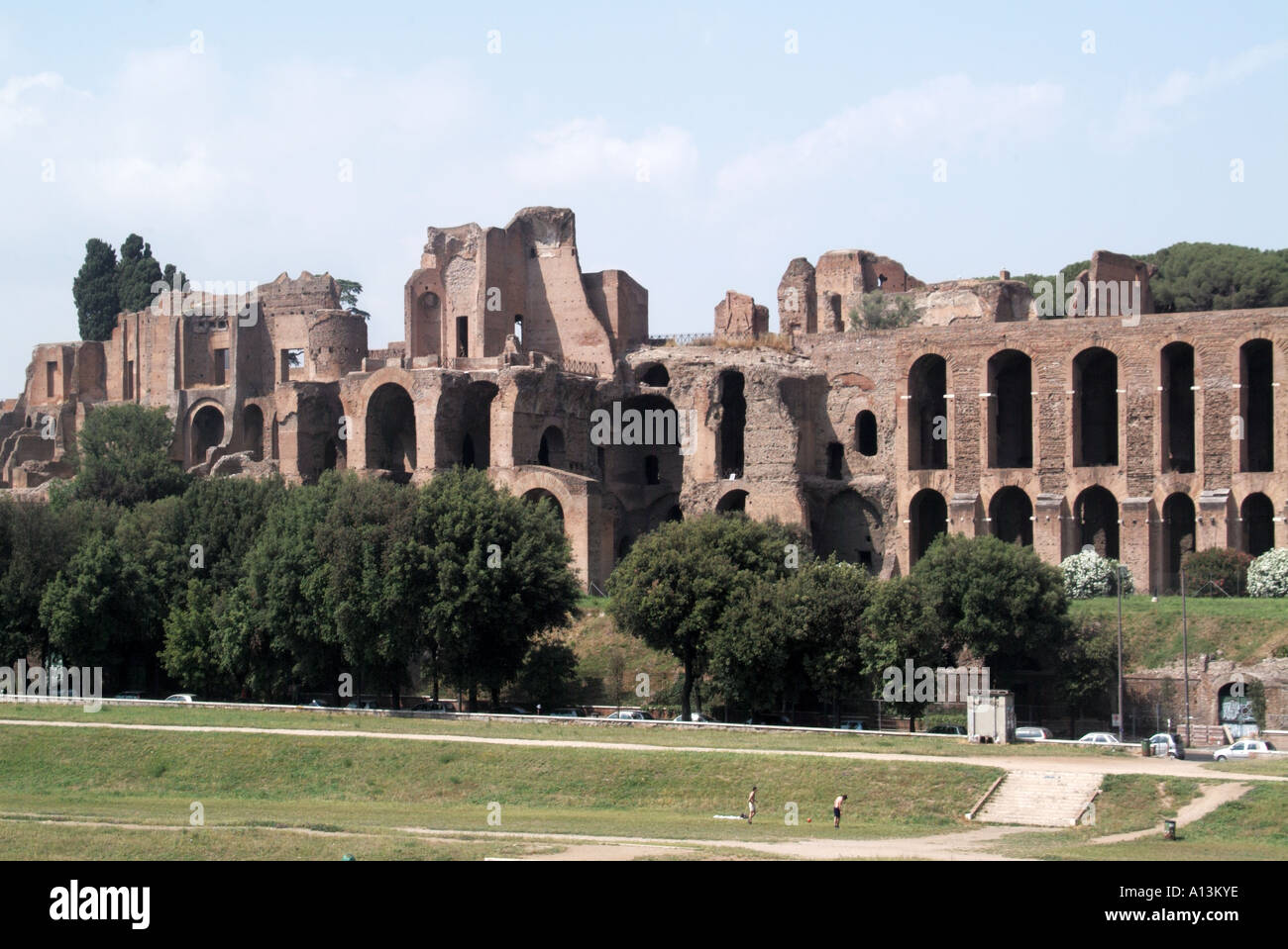 Une partie des ruines du Circus Maximus et de la colline Palatine un ancien stade romain de course de chars et lieu de divertissement de masse à Rome en Italie UE Banque D'Images