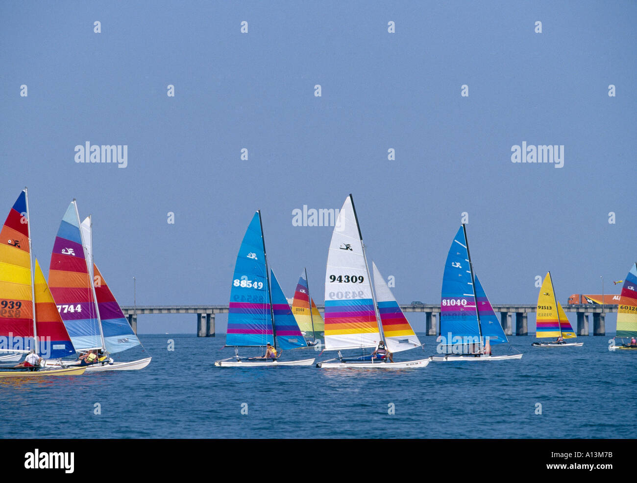 Virginia Beach VA à peu de voiliers Louer Regatta Chesapeake Bay Bridge en arrière-plan en Virginie Banque D'Images
