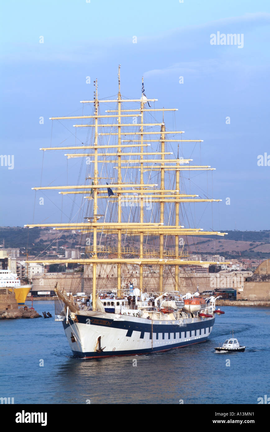 Royal Clipper à coque en acier cinq mâts entièrement gréé bateau de croisière barquentine de luxe appartenant à Star Clippers visitant le port italien de Civitavecchia Banque D'Images