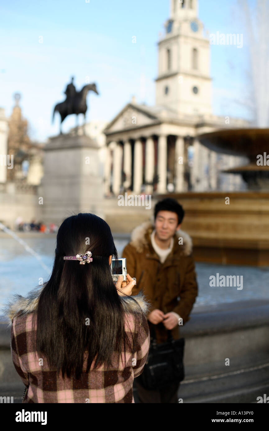 Les touristes Prendre instantané à Trafalgar Square, Londres, Angleterre, Grande-Bretagne Banque D'Images