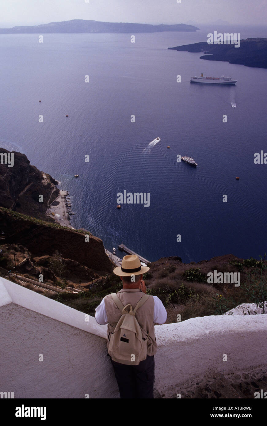 Homme avec chapeau et une vue de Santorin Îles Cyclades Grèce Banque D'Images