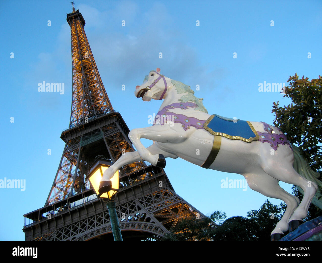 Tour Eiffel Tower Paris France avec parc d'cheval dans l'avant-plan Banque D'Images