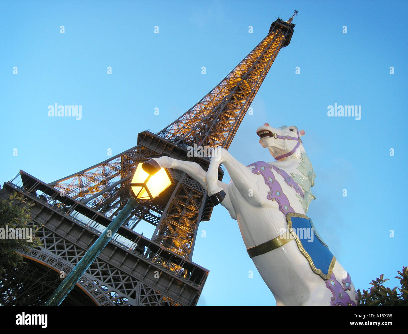 Tour Eiffel Tower Paris France avec parc d'cheval dans l'avant-plan Banque D'Images