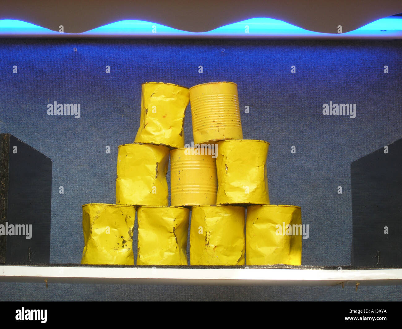 Pile de neuf boîtes jaunes à fairground attraction Banque D'Images