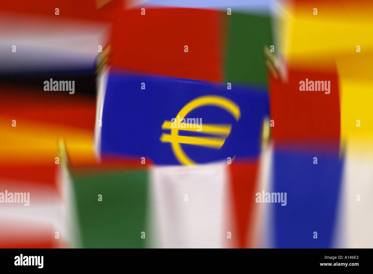 Monnaie Euro pavillon entouré de drapeaux de la Communauté européenne Banque D'Images