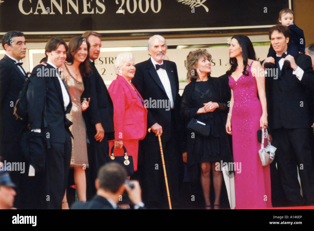 Gregory Peck au Festival International du Film de Cannes 2000 avec Line Renaud sa fille et sa petite-fille Acteur Banque D'Images