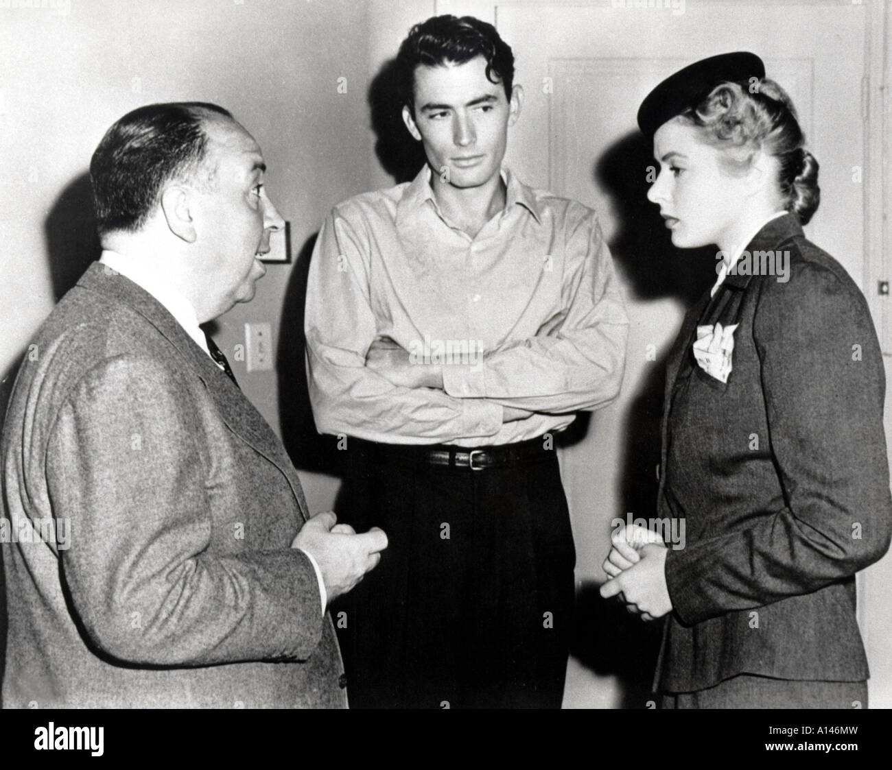 Alfred Hitchcock Gregory Peck et Ingrid Bergman actrice acteur directeur photo de tournage de Spellbound Banque D'Images