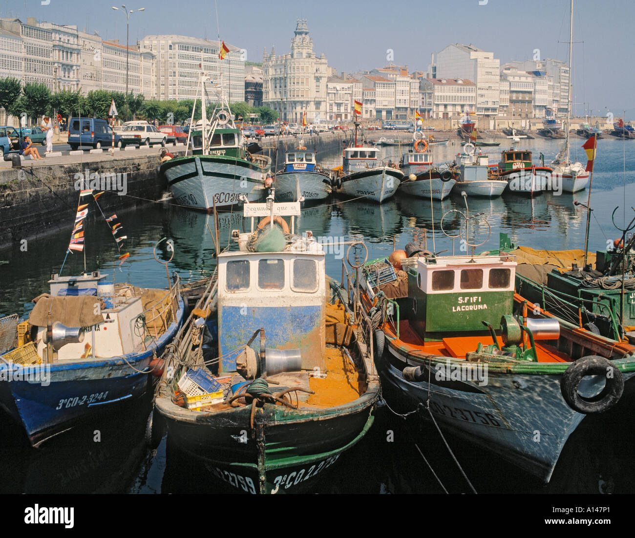 La Coruña A Coruña La Coruña Province Espagne Port avec Avenida La Marina derrière Banque D'Images