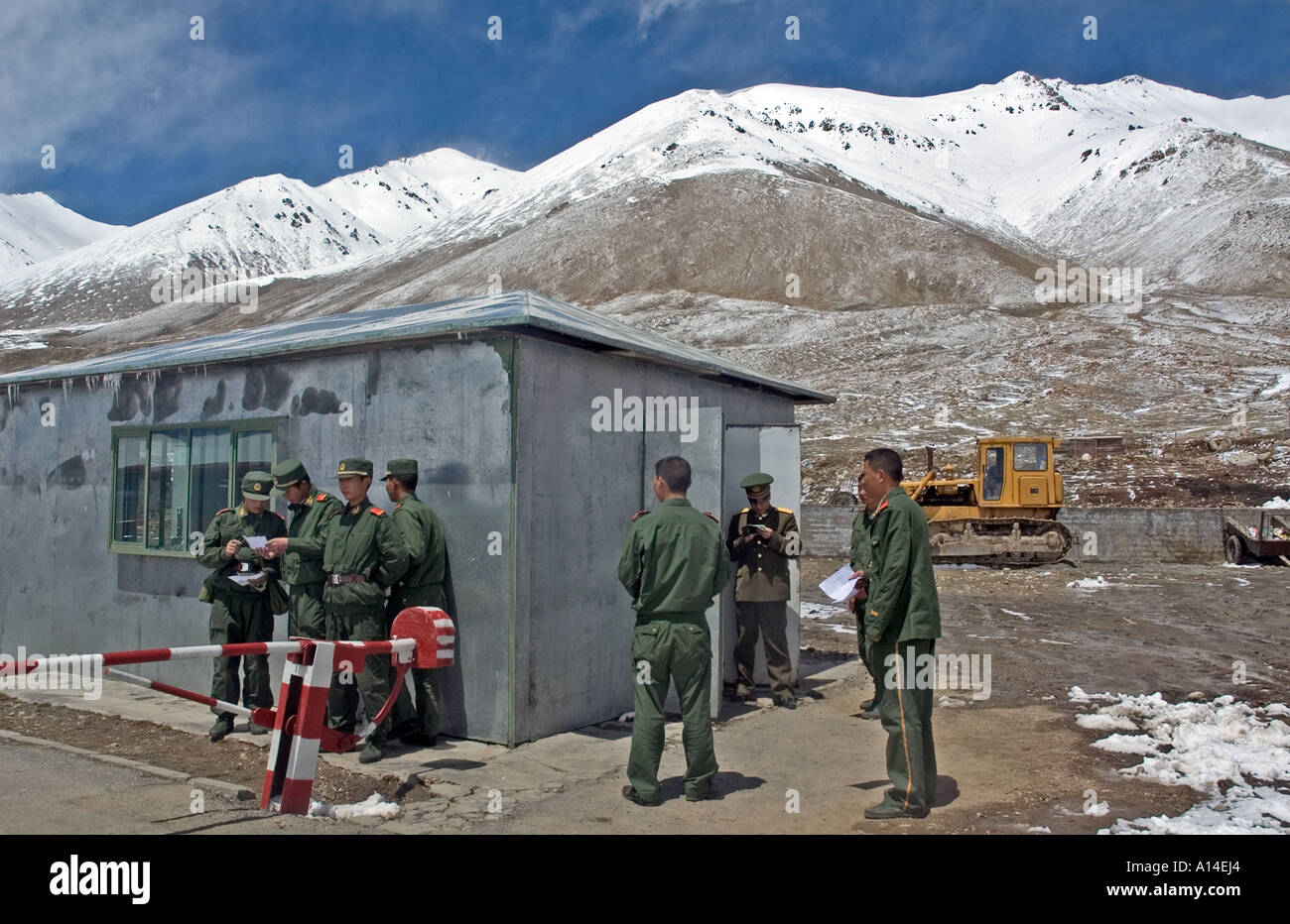 Des soldats chinois à la première frontière Khunjerab et karakoram highway, contrôle les passeports des voyageurs. Banque D'Images