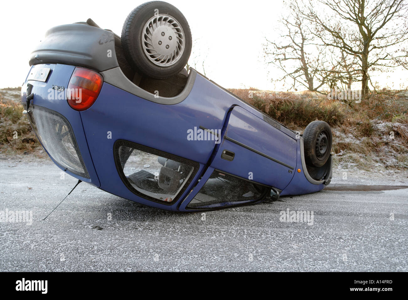 Voiture renversée sur les routes de campagne, Lancashire en Angleterre Banque D'Images