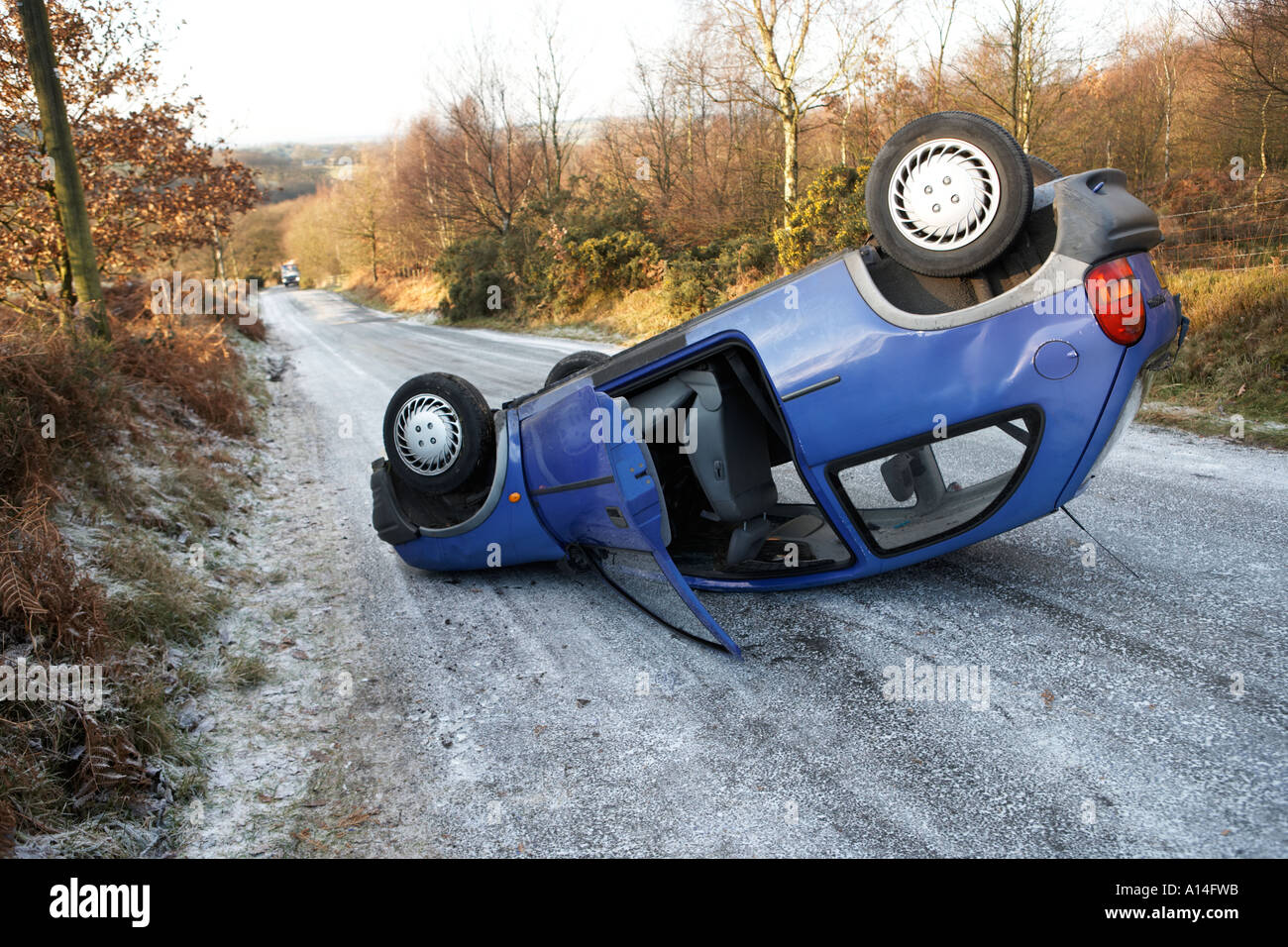 Voiture renversée sur les routes de campagne, Lancashire en Angleterre Banque D'Images