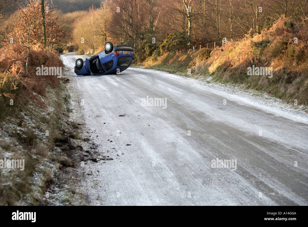 Voiture renversée sur les routes de campagne, Lancashire en Angleterre Banque D'Images
