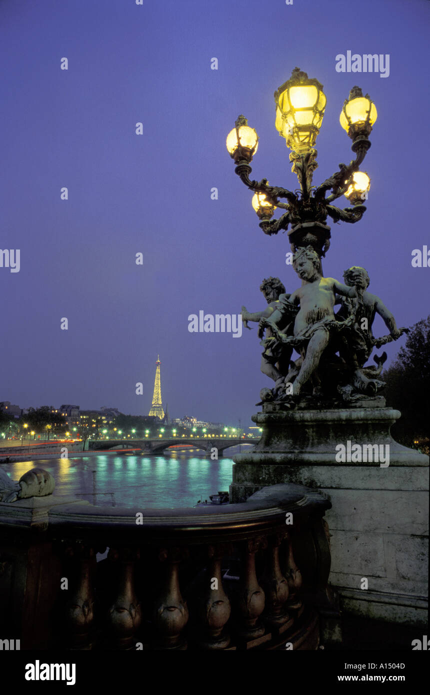 Tour Eiffel Seine la nuit du Pont Alexandra III Paris France Banque D'Images